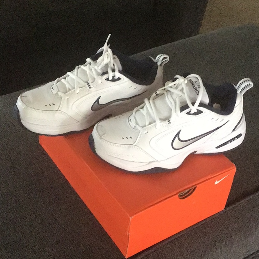 Nike Mens tennis shoe